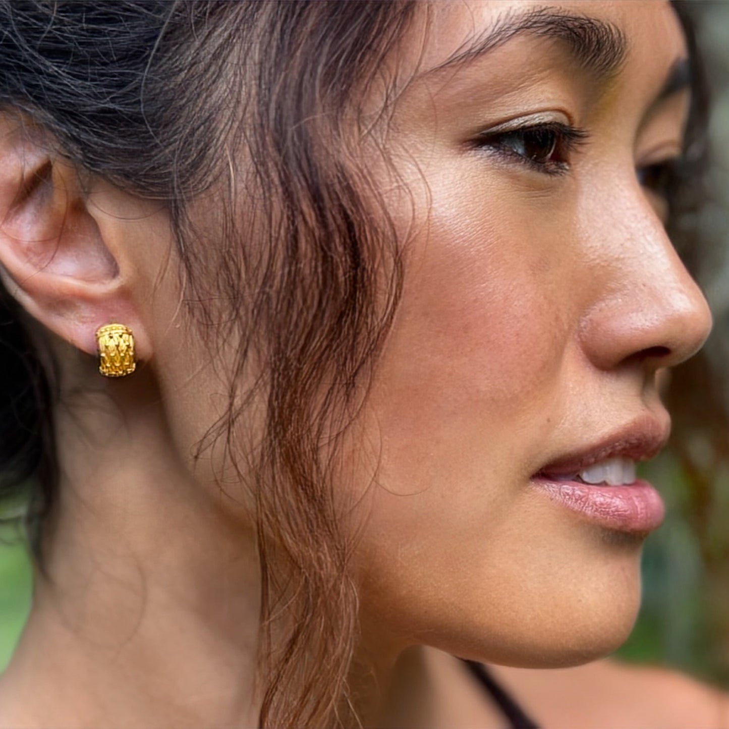"Zanzibar" Huggie Hoop Earrings (22k, 18k Gold)