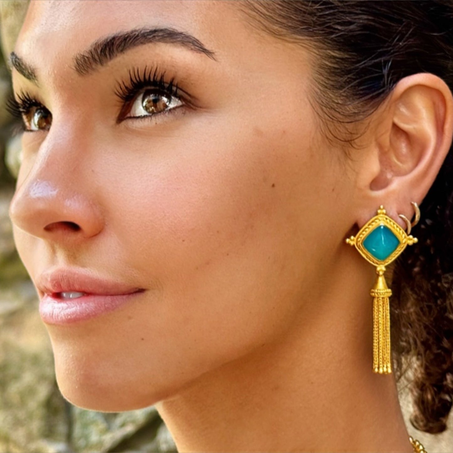 "Idar Button" Stud Earrings (Blue Agate, 22k Gold)