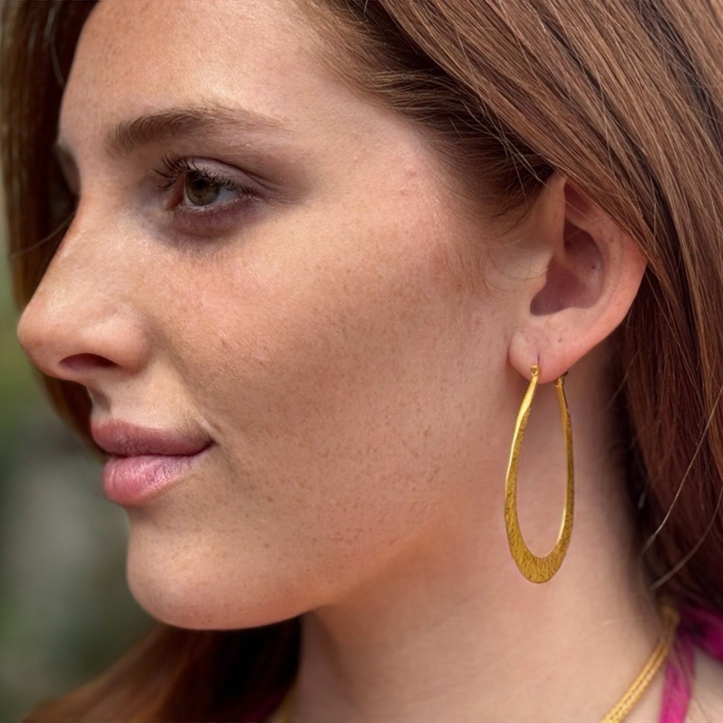 "Leslie Hoop" Earrings (18k Hammered Gold)