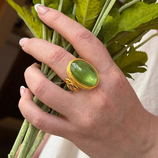 "Corinthia Column" Ring (Peridot, Diamond, 22k Gold)