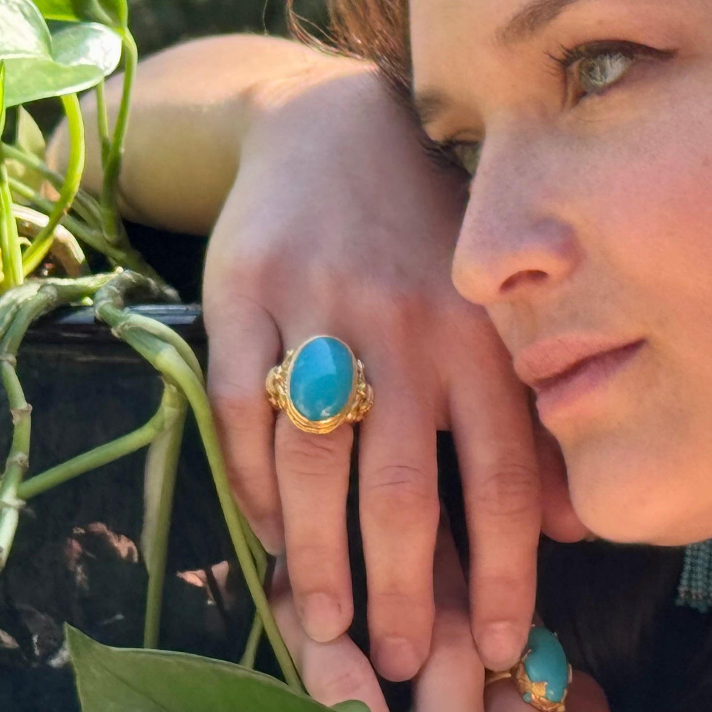 "Fleur de Lys" Ring (Blue Chalcedony Agate, Diamond, 22k Gold)
