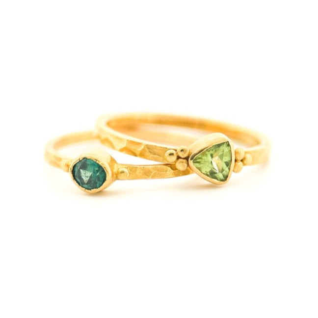 "Hammered Twinkler" Ring (Peridot, 18k Gold)